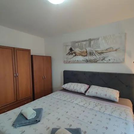 Haus Mit Pool In Der بيت للعطل