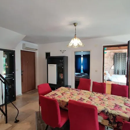 Haus Mit Pool In Der * Sisan