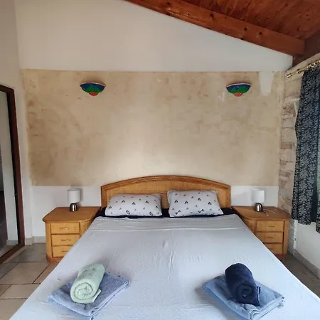 Haus Mit Pool In Der * Sisan