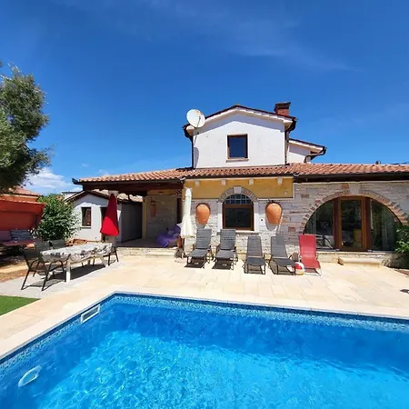 Haus Mit Pool In Der Sisan